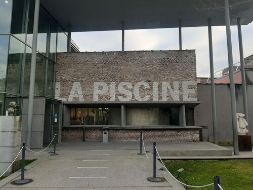 Exterior of a building with 'La Piscine' on the wall