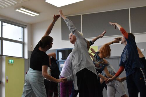 A group of participants in movement in a school hall